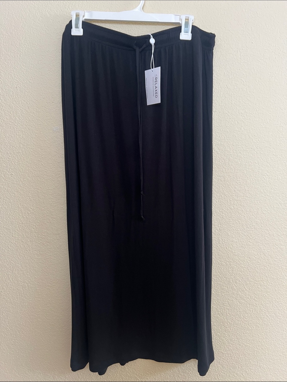 La Relaxed Black Luxe Skirt with Drawstring Waist - Picture 2 of 6